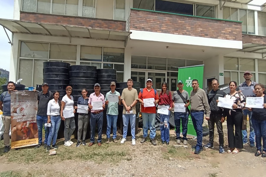 Productores de Piedecuesta, quienes recibieron equipos de bioseguridad. 