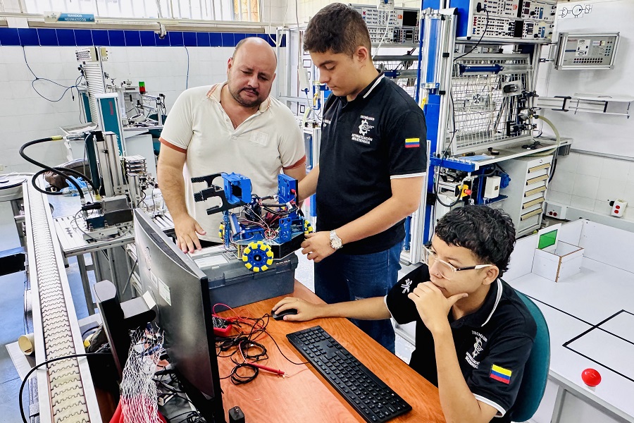 Instructores y aprendices del SENA Santander afinan detalles en la prueba de Robótica Móvil, durante las competencias regionales