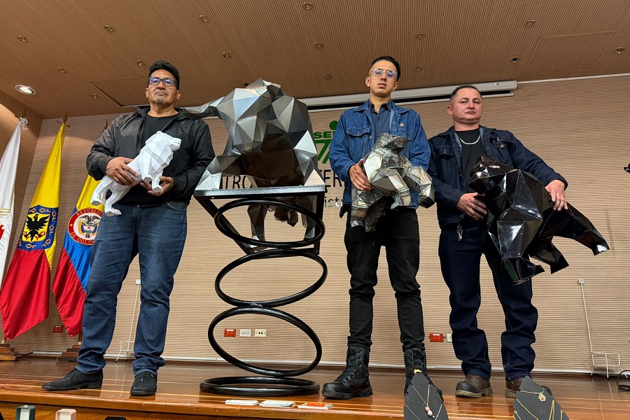 Enrique Gómez, aprendiz del Técnico en Soldadura, entrega oficialmente la escultura metálica Kairus al Centro de Materiales y En