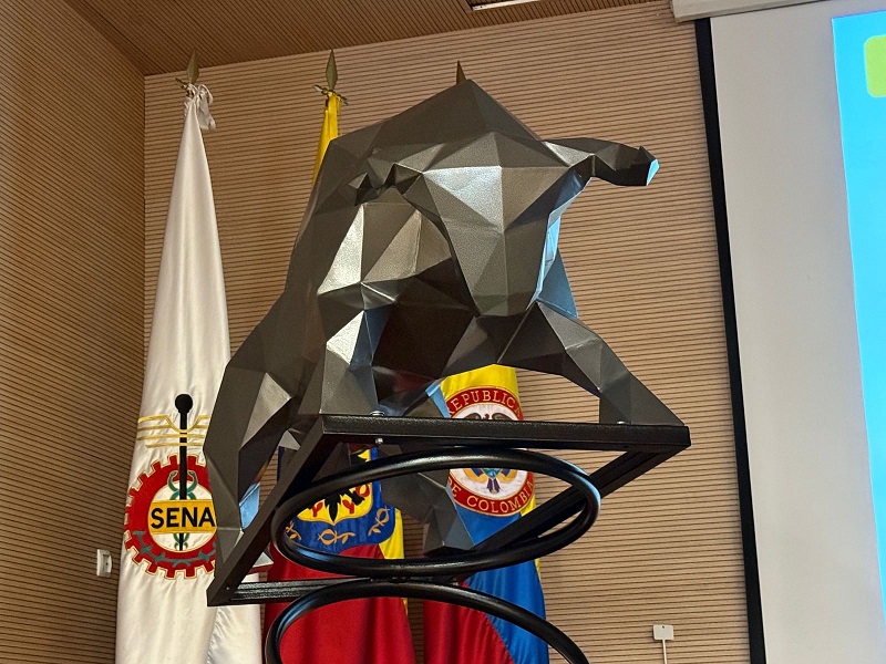 “Queríamos hacer una escultura que perdurara en el tiempo. Si el papel se deteriora, ¿por qué no hacerla en metal?”, explica Enr