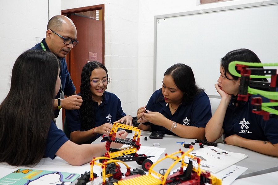 Mujeres y hombres que habitan el Distrito de Aguablanca y otros lugares de la ciudad se forman en la sede SENA. Todos construyen