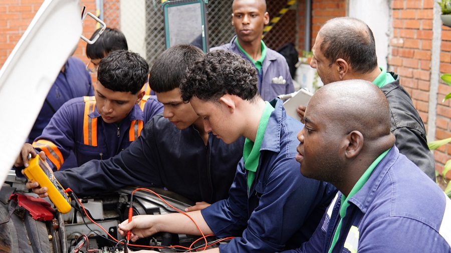 La sostenibilidad ambiental y la movilidad eléctrica e híbrida van de la mano en los procesos de formación e investigación aplic