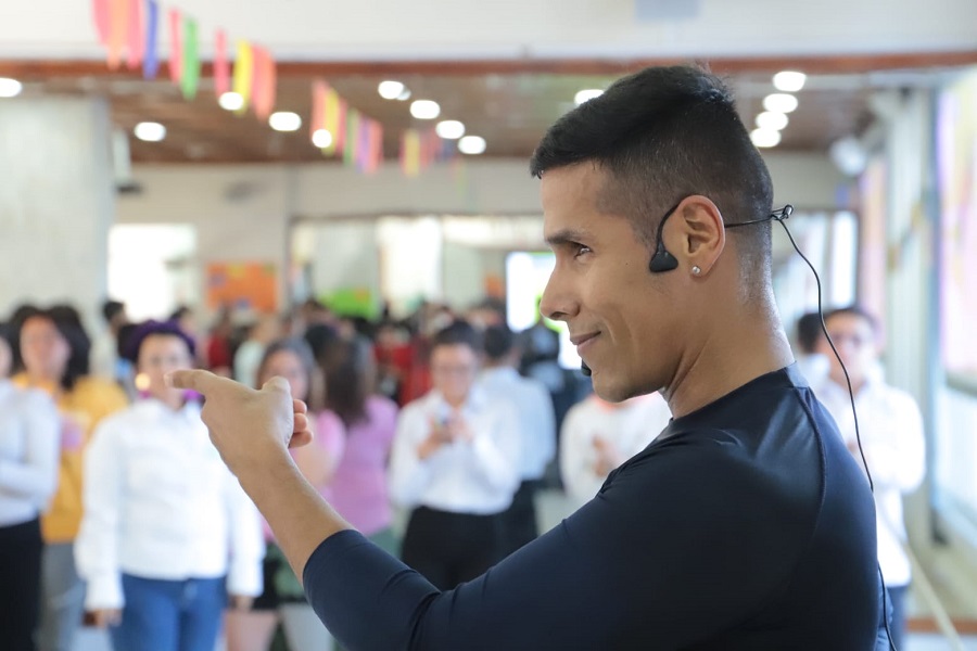 La videollamada en lengua de señas está disponible en esta página web: www.sena.edu.co.