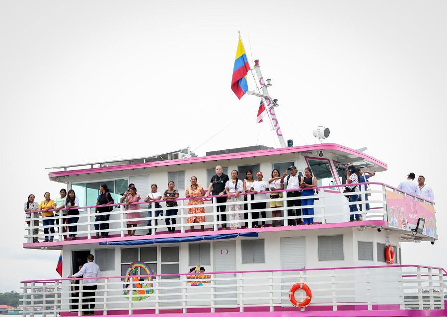 De izquierda a derecha: Evaluadora ECCL, Lizeth Ramirez, beneficiaria certificada, Sandra Ahue, Directora SENA Amazonas, Claudia