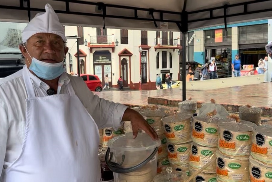 Gildardo endulza, genera empleo y esperanza desde su puesto de obleas en Manizales.