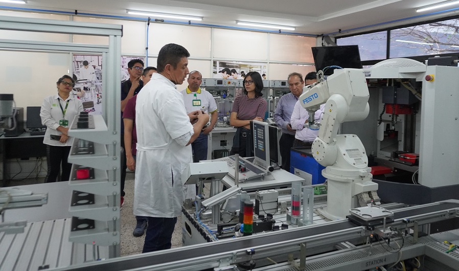 Equipos y tecnología avanzada en los ambientes de formación del CIMI, optimizando el proceso formativo. 