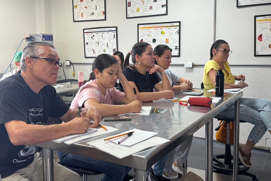 Catadores, expertos y aprendices participaron en la jornada internacional de certificación CVA, promovida por la SCA en el SENA 