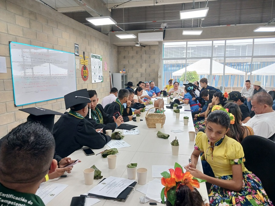 “Este día es la oportunidad para dignificar esa hermosa labor que los campesinos cumplen. Como senador fui el ponente y el cread