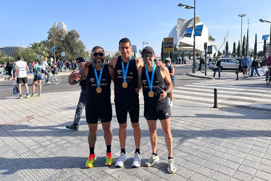 Juan Guillermo acompañado de dos instructores de la regional Caldas que debutaron en la distancia de 42 kilómetros. 