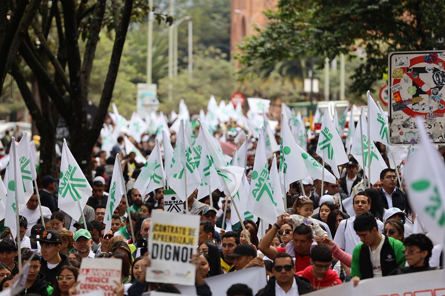 Las banderas del SENA se ondearon a lo largo de la carrera Séptima en Bogotá, acompañadas de muestras culturales y rostros lleno