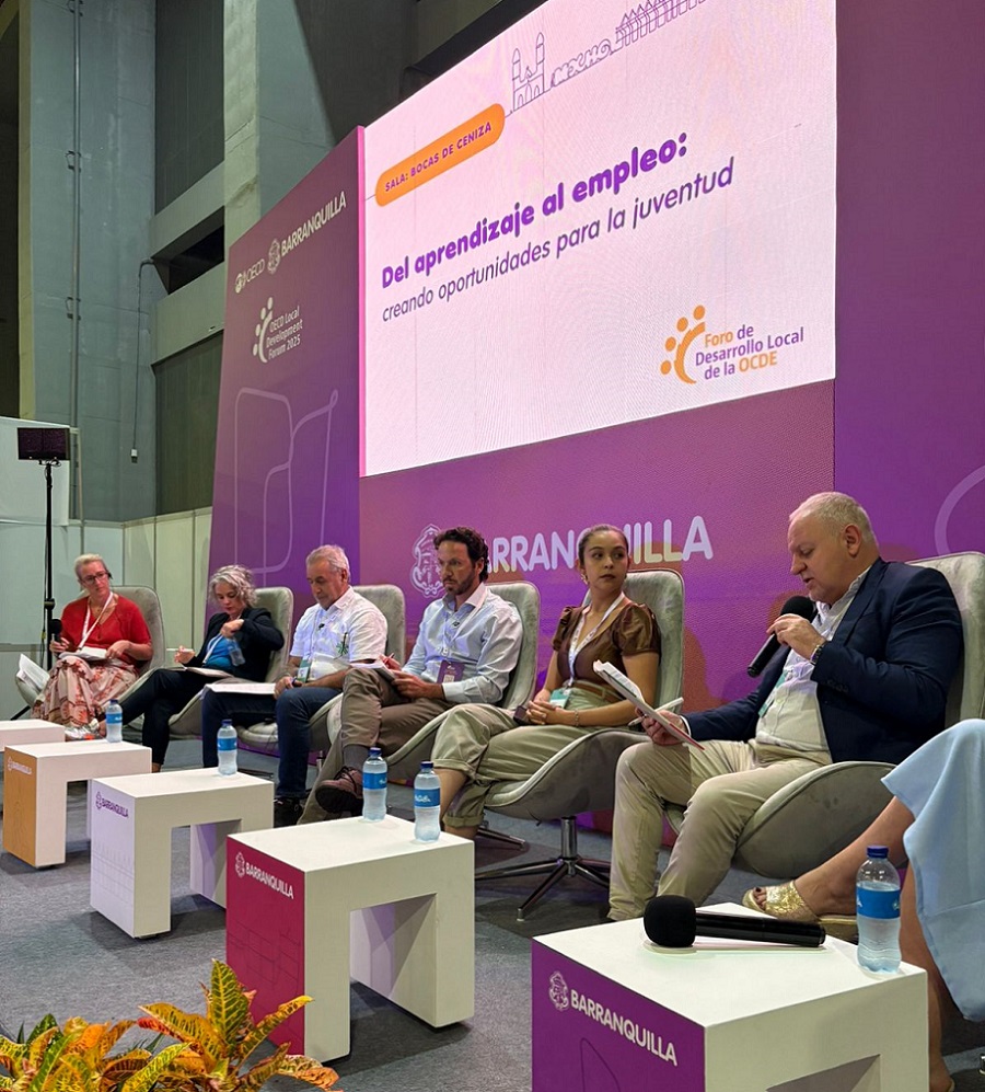 Jorge Eduardo Londoño Ulloa participó en una de las sesiones de profundización del Foro de Desarrollo Local de la OCDE, en Barra