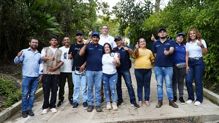 “Por acá se cultiva plátano, habichuela y tomate, también hay ganadería y vacas lecheras. La placa huella sirve para sacar estos