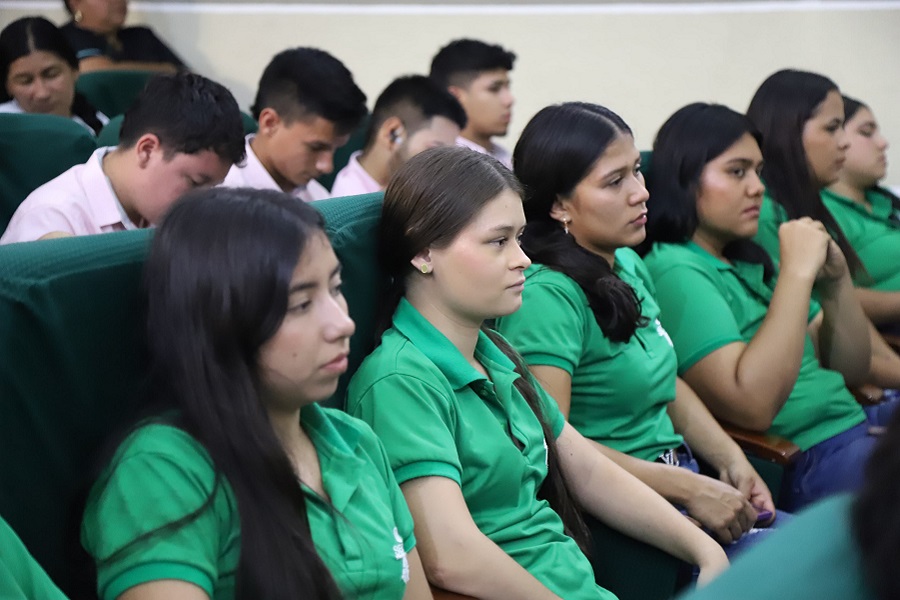 Finalmente, hizo un llamado a reconocer el valor del trabajo que realizan los aprendices en el sector productivo: “Digamos sí a 