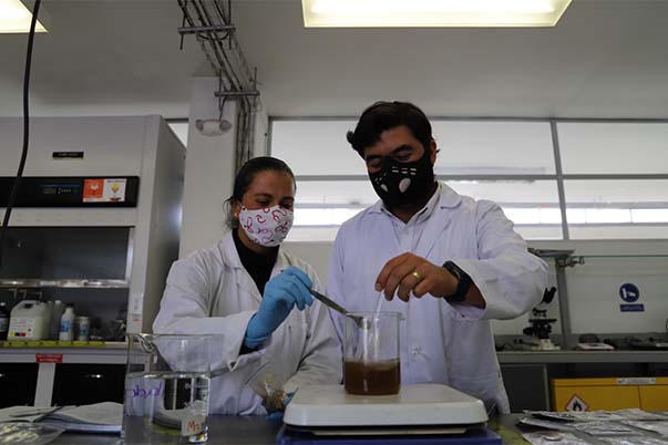 Investigadores del Centro de Manufactura en Textiles y Cuero realizando pruebas para el aprovechamiento de la fibra del plátano.