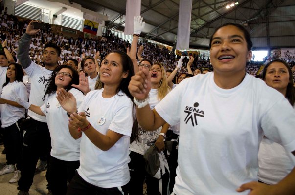 Aprendices sena durante aniversario 59