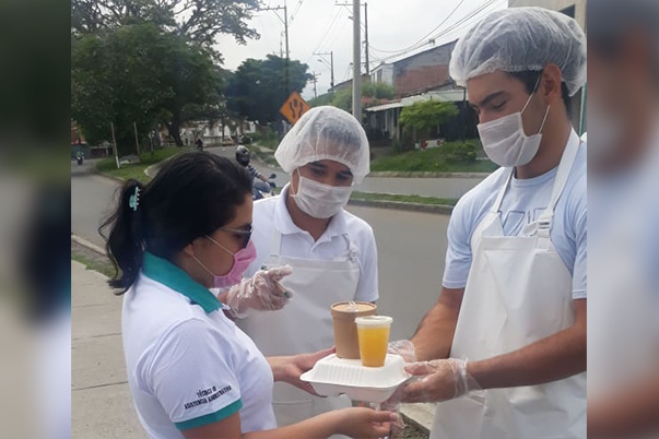 100 aprendices de Cartago reciben almuerzos en sus casas