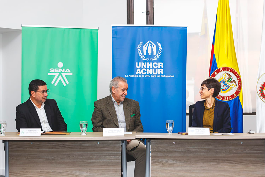El Director del SENA firma el acuerdo junto a la representante de la ACNUR y Carlos Mayorga (izq.), director de Relaciones Corpo