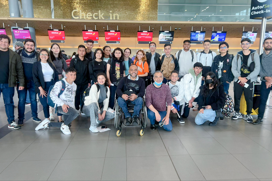 aprendices e instructores de la Entidad en el Aeropuerto Internacional el Dorado de Bogotá, a pocas horas de iniciar su viaje. 