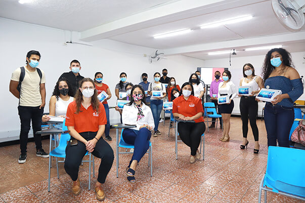 Como parte del proyecto, los aprendices del SENA recibieron tablets para facilitar su proceso de aprendizaje 