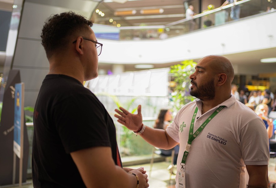 imagen dos personas de la feria de empleo