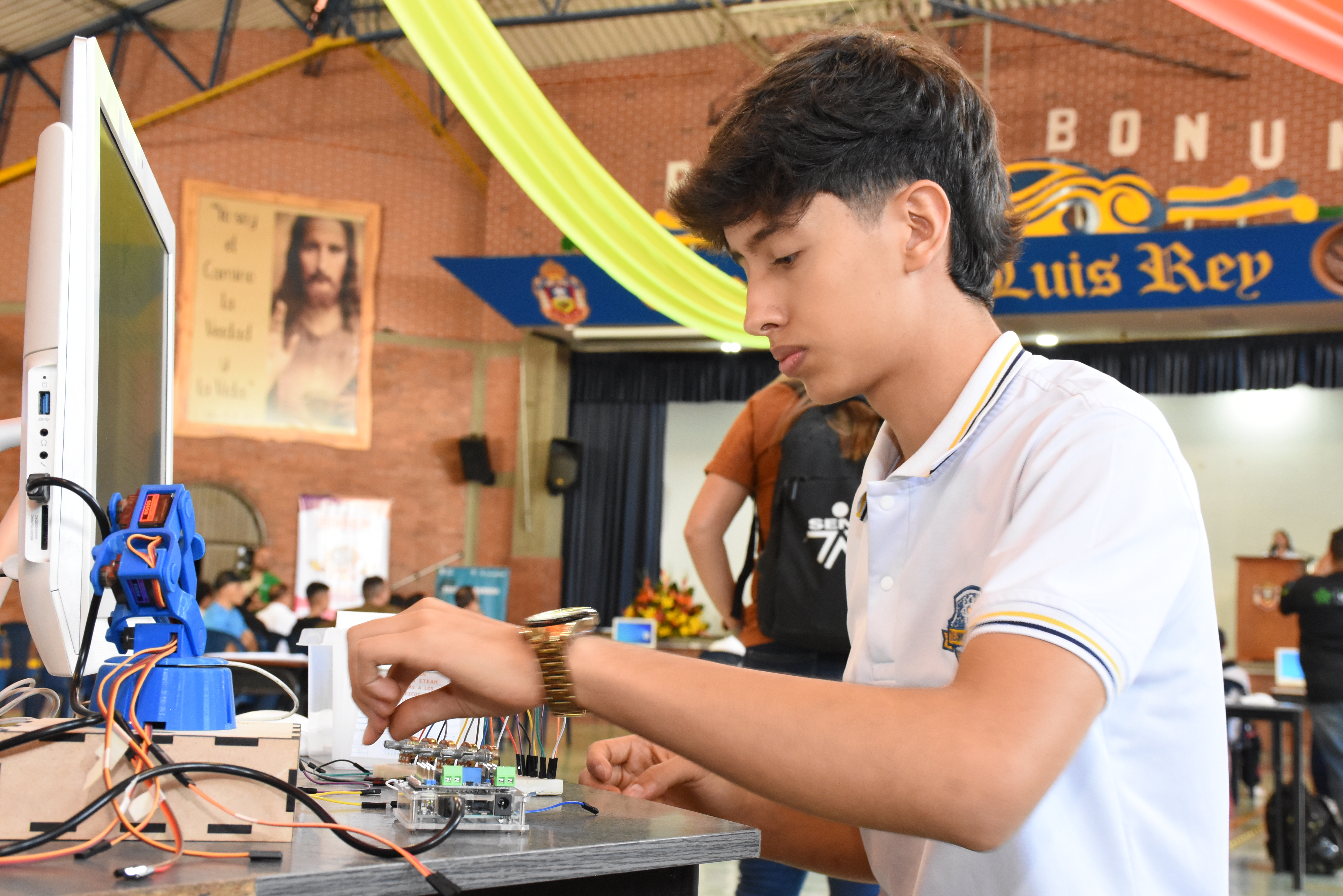 Aprendiz cumplió su rol como monitor de estand en el Encuentro Regional de Robótica.