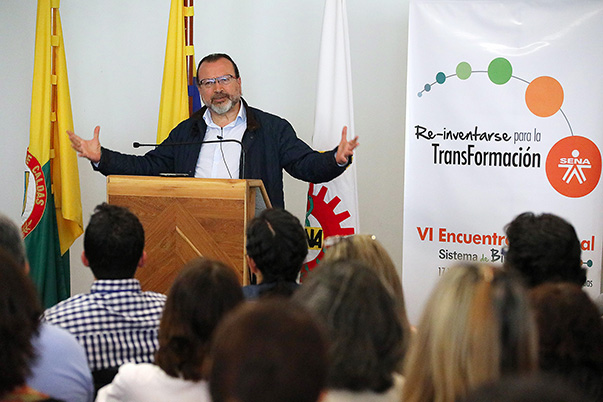 Escritor colombiano cierra encuentro de bibliotecarios 