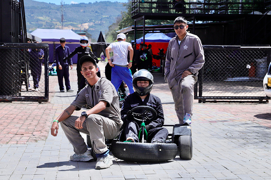 Equipo de aprendices, en plena acción con el producto de su aprendizaje sobre ruedas.