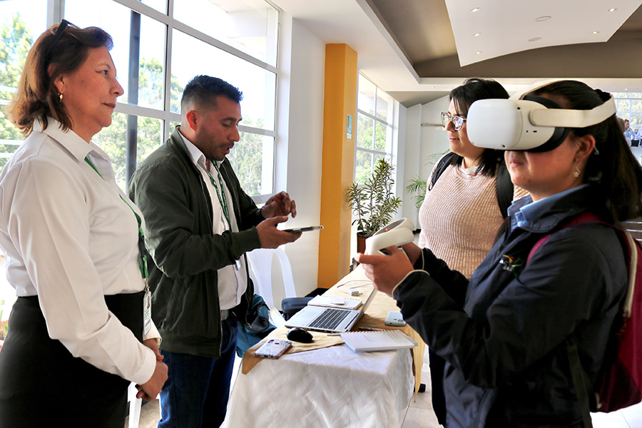 Aprendices exhibieron a través de gafas de realidad virtual la entrada a una de las minas del Centro de Formación Minero, como p
