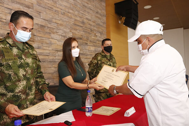 25 solados recibieron su certificación luego de participar en los programas de formación del área de gastronomía. 