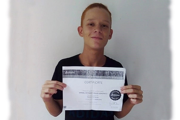 Aprendiz de Tecnoacademia obtiene certificación internacional