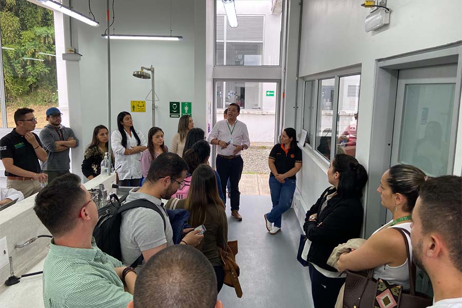 La biotecnología es la aplicación de la ciencia y la tecnología de los organismos vivos para producir conocimiento, bienes y ser