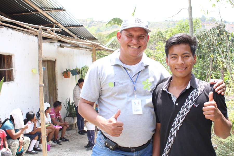 Instructor SENA y aprendiz de la comunidad indígena Nasa son muestra de la formación en especies piscícolas, a través de la prod