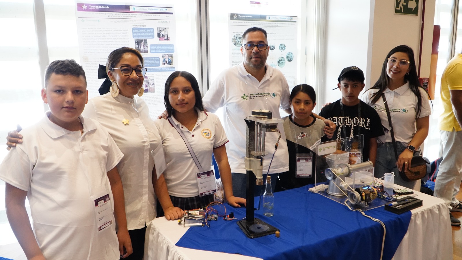 Dairon Jair Inagán (3º derecha. a izquierda), estuvo el Simposio que se llevó a cabo el 6 y 7 de noviembre en el auditorio princ