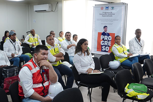 En su lugar de trabajo, trabajadores se capacitan y aplican lo aprendido