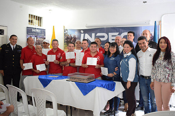 Internos de la cárcel de Santa Bárbara se certifican en confección