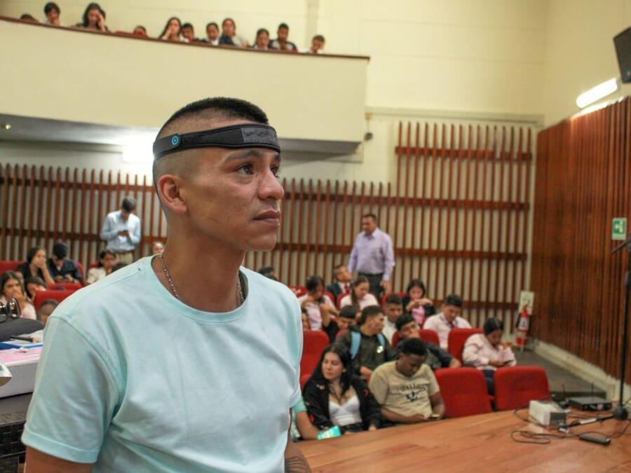 foto de persona con banda de neuromarketing