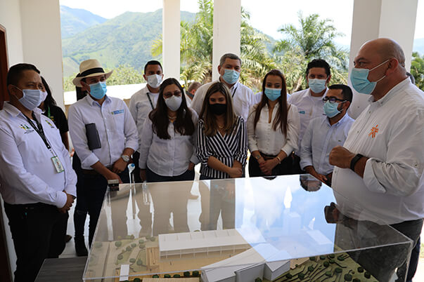 El director (e) del SENA Caldas, Jaime Trejos Londoño, explicó a la visita ministerial los detalles de lo que será el centro min