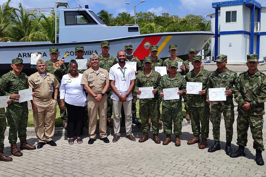 Militares certificados junto a funcionarios del SENA San Andrés.