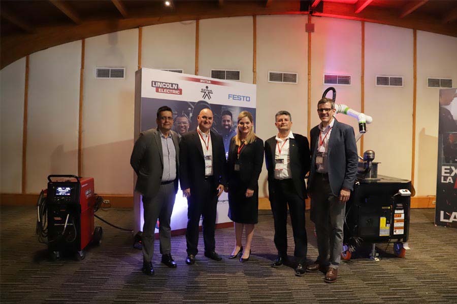 Este escenario congregó actores claves de la educación y la industria para compartir conocimientos y experiencias sobre práctica