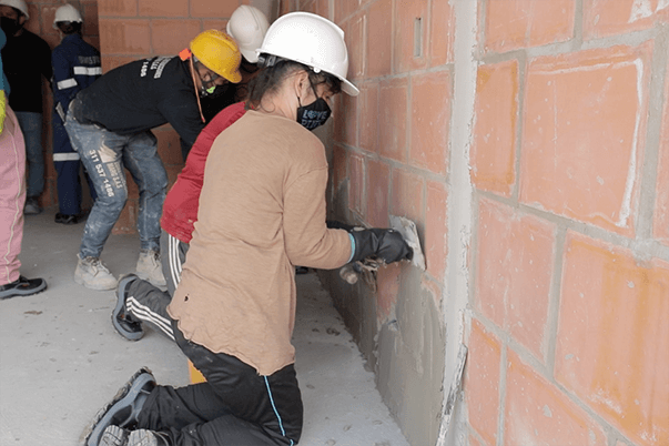 la formación que reciben incluye capacitación en normatividad, desarrollo en las obras, técnicas y actualizaciones.