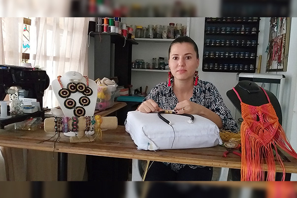 Artesana teje emprendimiento exitoso en Cartago