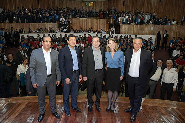 Dos mil aprendices del SENA se formarán con Amazon