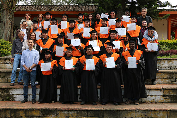 Excombatientes se certifican con el SENA como operarios avícolas