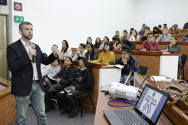 Experto europeo asesora a aprendices en agricultura de precisión