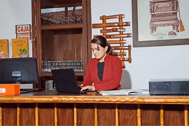 Orgullosa de la evolución alcanzada en su formación, Fernanda posa para esta fotografía en su cuarto