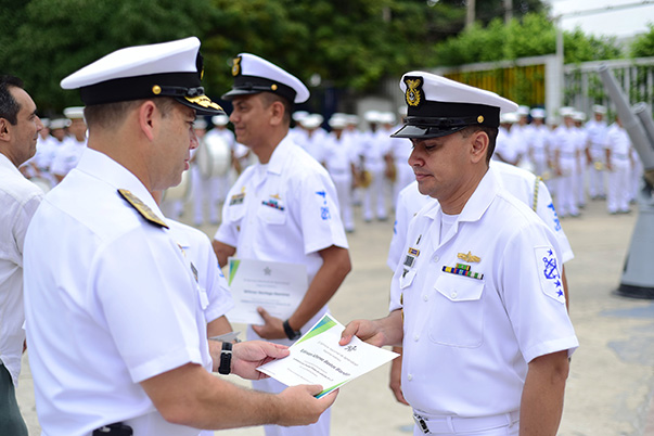 De cara a investigación en la Antártida, SENA formó a buzos de la Armada