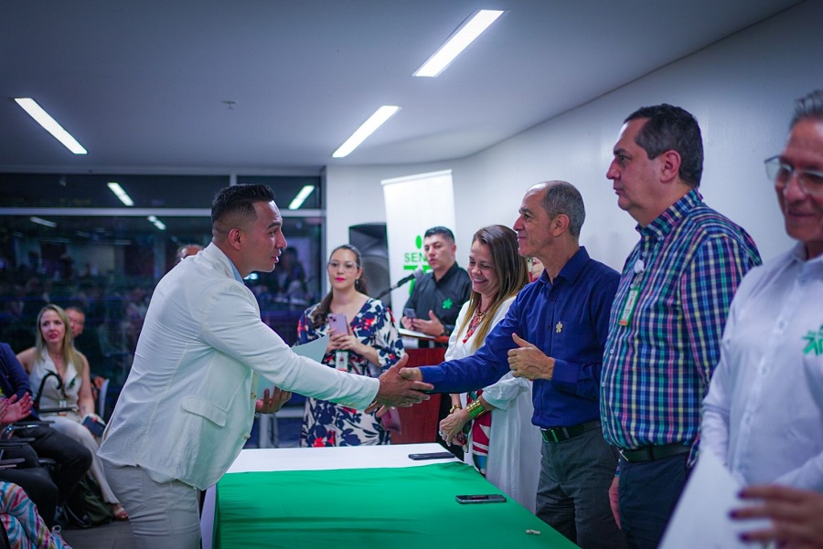 Se realizó la entrega de certificados a habitantes del municipio de Envigado.  