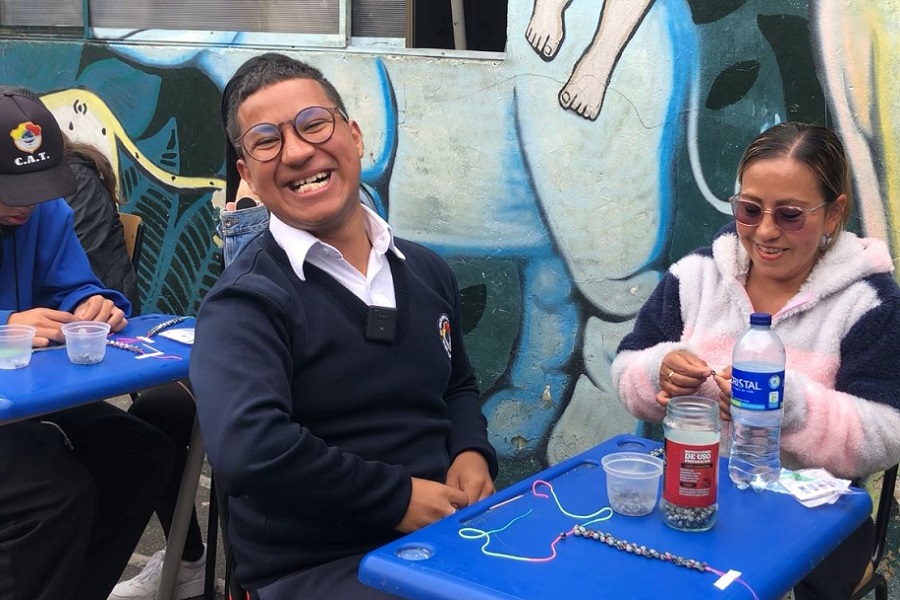 Jóvenes con discapacidades desarrollan habilidades artesanales con el apoyo del SENA.  