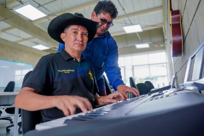 William Guerrero avanza en su formación musical, explorando diversos instrumentos con pasión y dedicación. Foto Regional Casanar