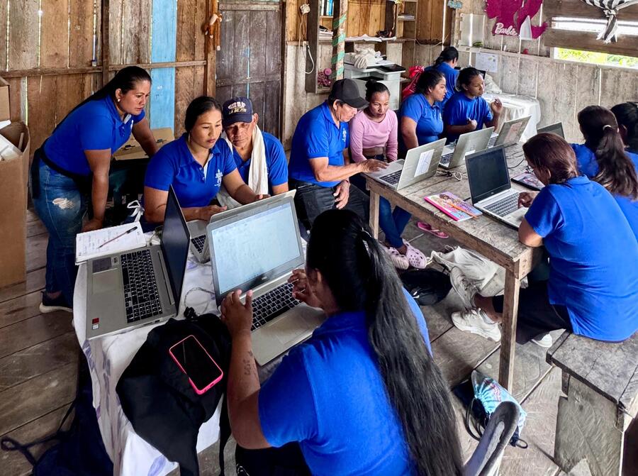 La energía eléctrica funciona en horarios específicos en la comunidad, por lo que tuvieron que adaptar una casa con energía cons